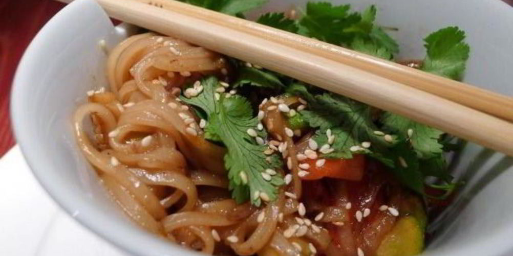 Рецепт рисовой лапши с курицей и овощами