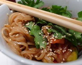 Рисовая лапша с курицей и овощами