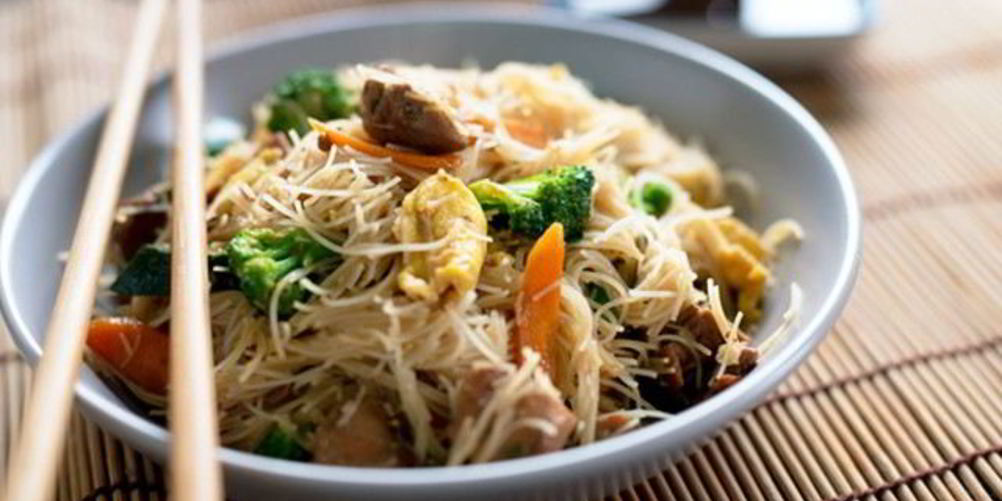 Рецепт рисовой лапши вок с курицей и овощами