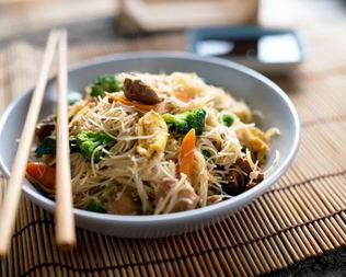 Рисовая лапша вок с курицей и овощами