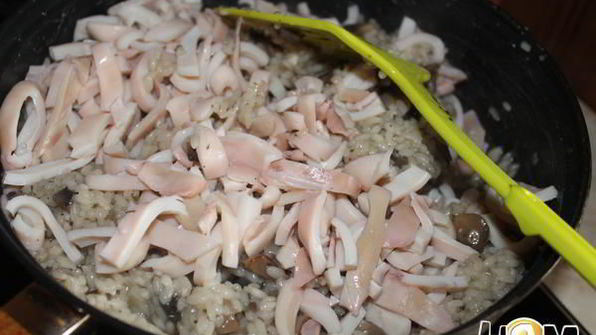 ризотто с кальмарами и шампиньонами