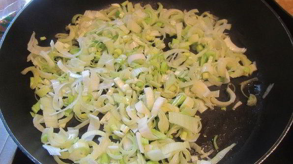 ризотто с луком-пореем и помидорами