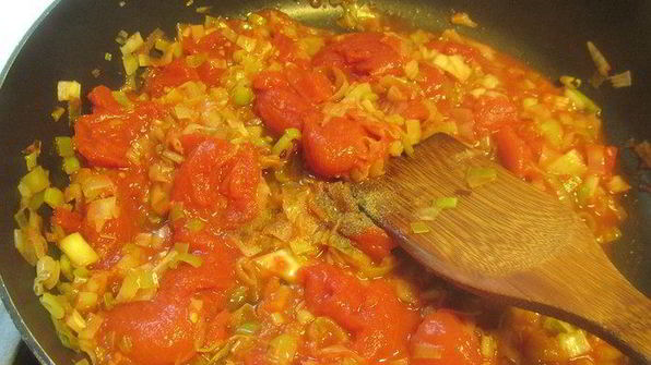 ризотто с луком-пореем и помидорами