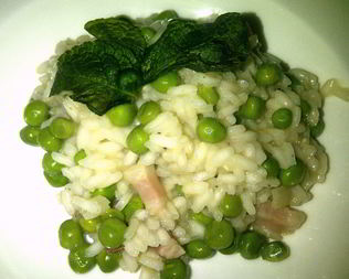 Ризотто с панчеттой, зеленым горошком и мятой