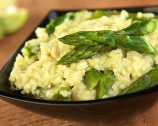 Ризотто со свежим тунцом и спаржей