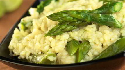 Ризотто со свежим тунцом и спаржей