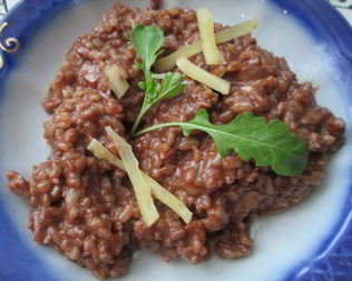 Шоколадное ризотто с беконом и руколой