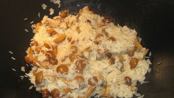 зеленое ризотто с опятами и креветками