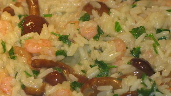 зеленое ризотто с опятами и креветками