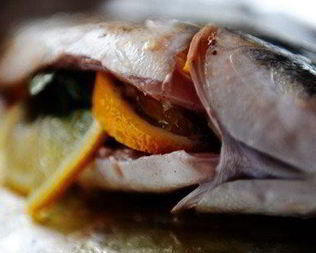 Ароматная дорада с розмарином