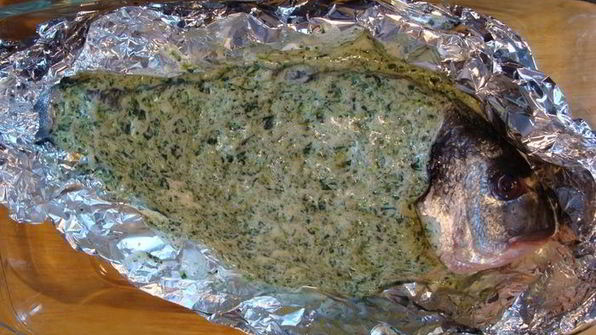 дорада под пармезаном со сливочно-шпинатной начинкой