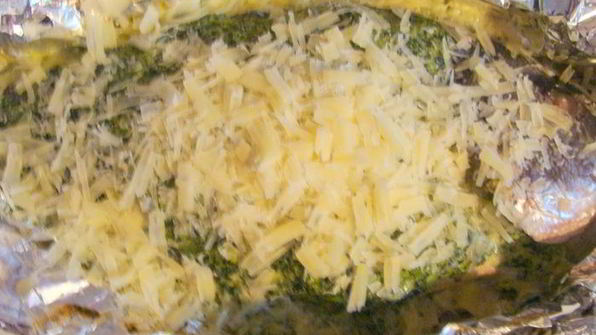 дорада под пармезаном со сливочно-шпинатной начинкой