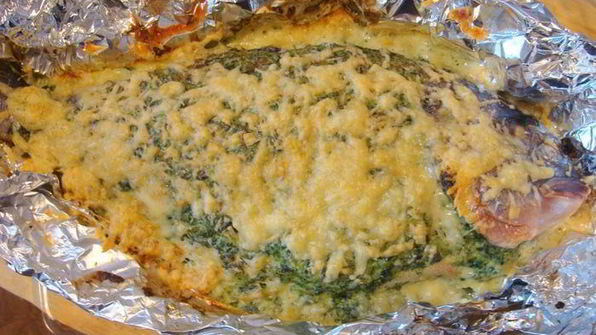 дорада под пармезаном со сливочно-шпинатной начинкой