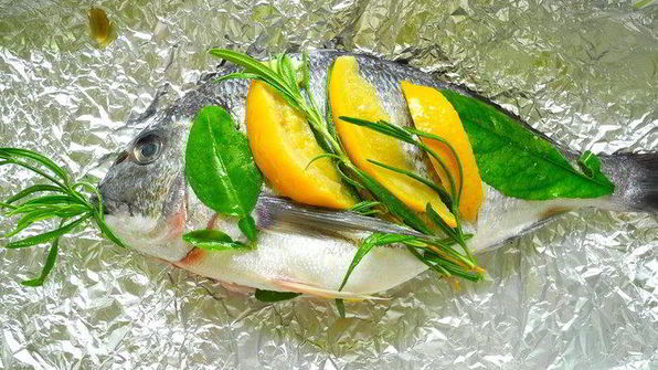 дорада с солеными лимонами и средиземноморскими травами