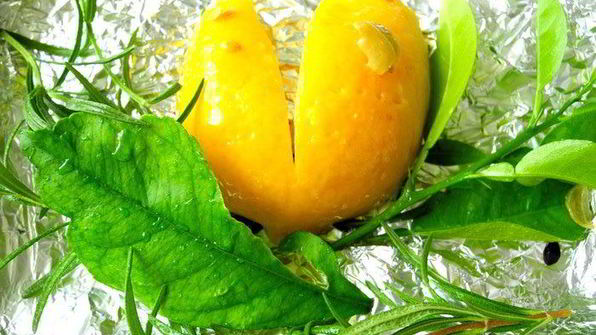 дорада с солеными лимонами и средиземноморскими травами