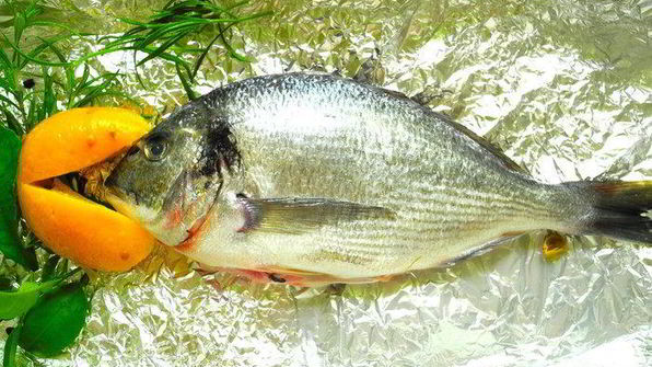 дорада с солеными лимонами и средиземноморскими травами