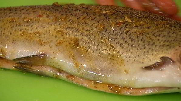 форель со свекольно-цитрусовой сальсой