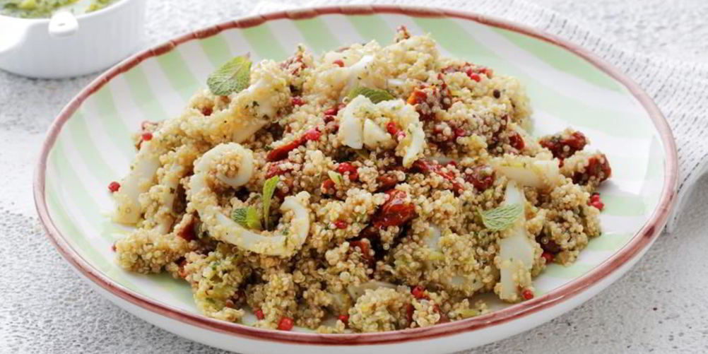 Рецепт кальмаров с киноа и заправкой из зеленой фасоли