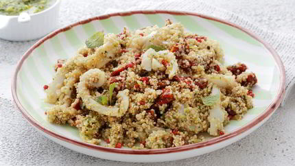 Кальмары с киноа и заправкой из зеленой фасоли