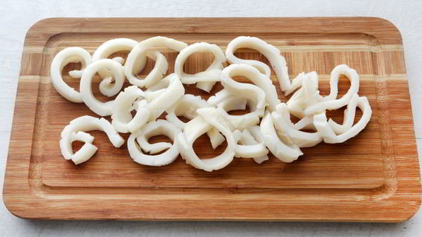 кальмары с киноа и заправкой из зеленой фасоли