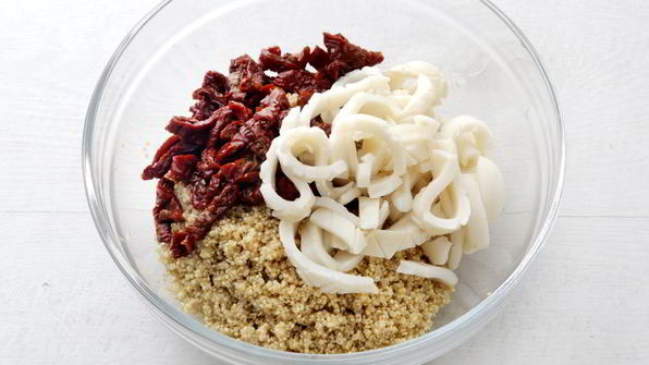 кальмары с киноа и заправкой из зеленой фасоли