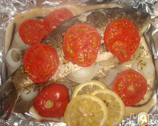 Карп, запеченный с овощами со сметанным соусом