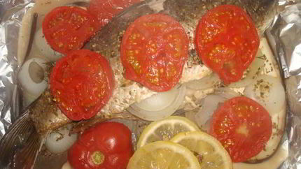 Карп, запеченный с овощами со сметанным соусом