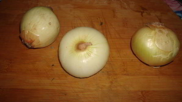 карп, запеченный с овощами со сметанным соусом