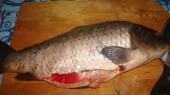 карп, запеченный с овощами со сметанным соусом