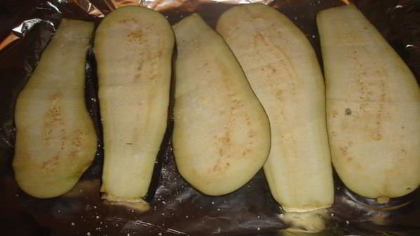 карп, запеченный с овощами со сметанным соусом