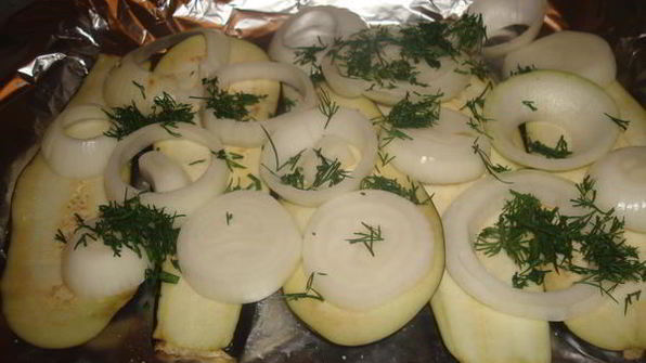 карп, запеченный с овощами со сметанным соусом