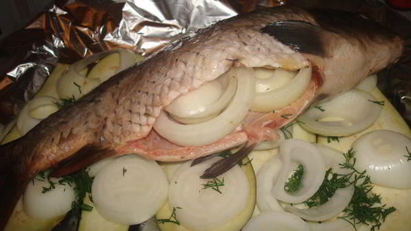 карп, запеченный с овощами со сметанным соусом