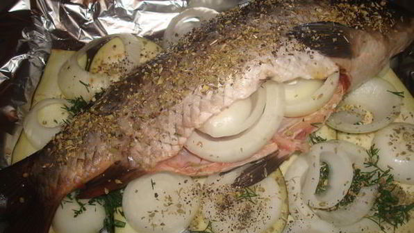 карп, запеченный с овощами со сметанным соусом