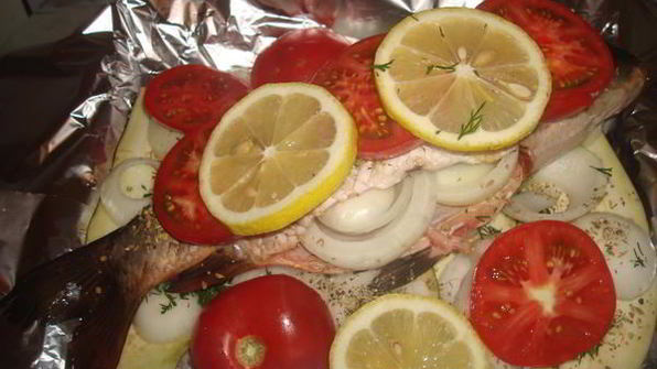 карп, запеченный с овощами со сметанным соусом