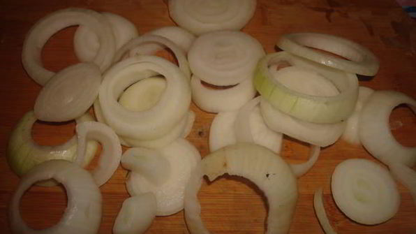 карп, запеченный с овощами со сметанным соусом