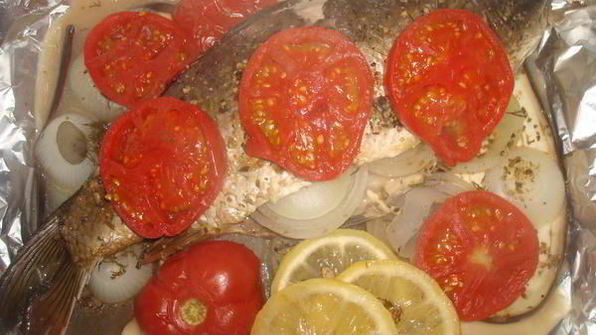 карп, запеченный с овощами со сметанным соусом