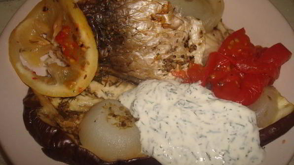 карп, запеченный с овощами со сметанным соусом