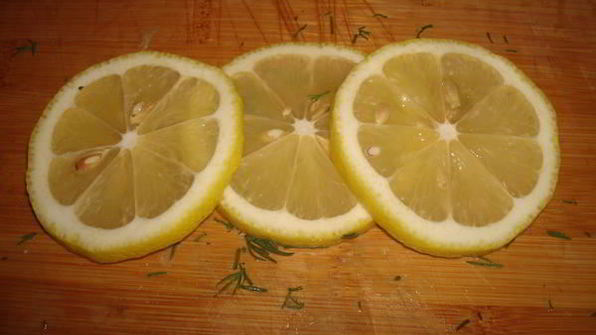 карп, запеченный с овощами со сметанным соусом