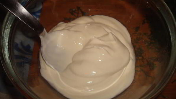 карп, запеченный с овощами со сметанным соусом