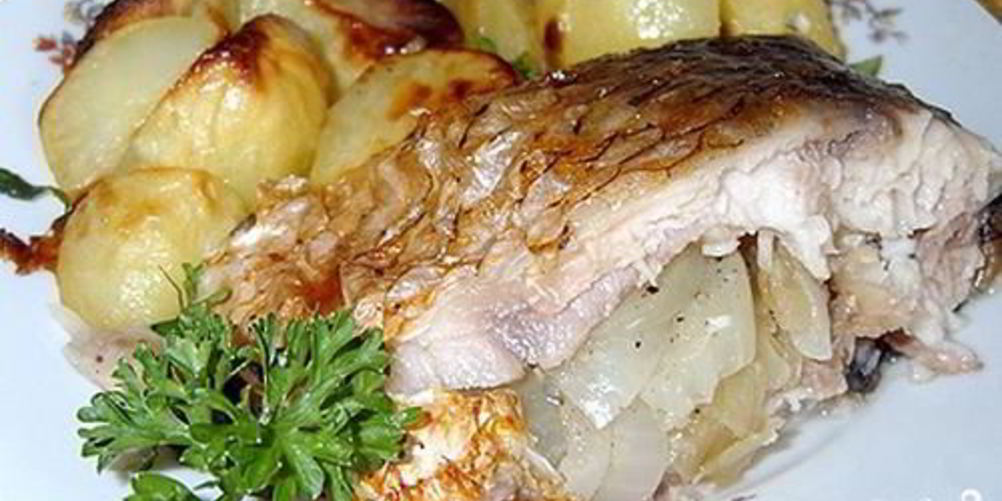 Рецепт карпа, запеченного в духовке кусочками