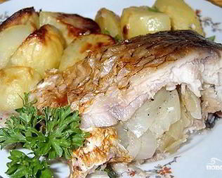 Карп, запеченный в духовке кусочками