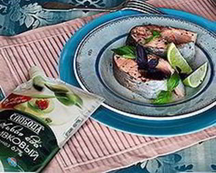 Холодный припущенный лосось под майонезом с травами