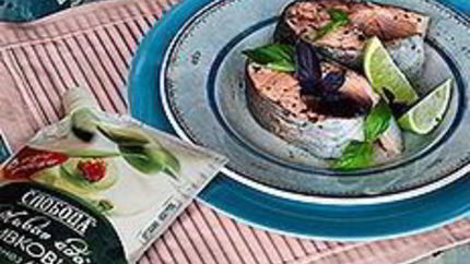 Холодный припущенный лосось под майонезом с травами