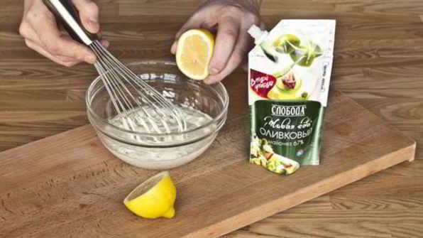 холодный припущенный лосось под майонезом с травами