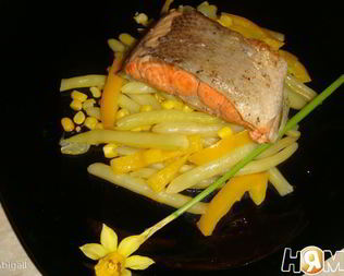 Красная рыба на желтой подушке