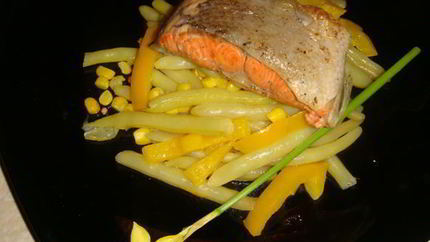 Красная рыба на желтой подушке