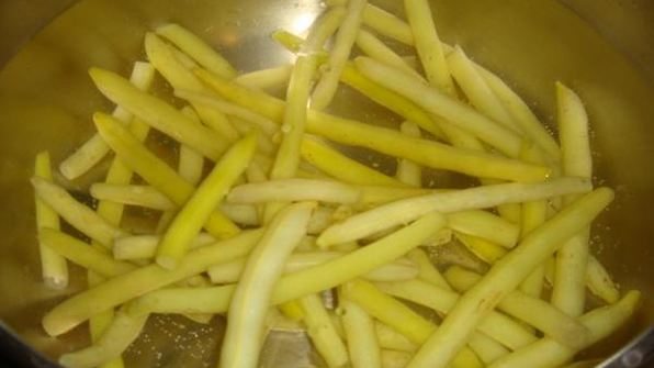 красная рыба на желтой подушке