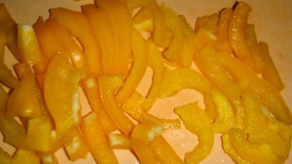 красная рыба на желтой подушке