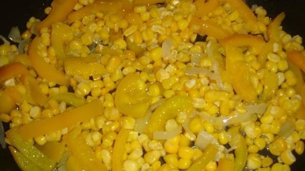 красная рыба на желтой подушке