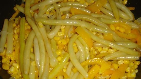 красная рыба на желтой подушке